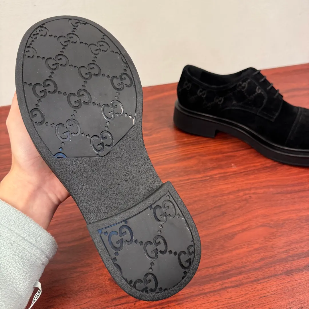 Batch 780 Gucci/Gucci new men's lace-up shoes with GG details, suede leather derby shoes! Rooted in the brand's heritage, these men's lace-up shoes are crafted from suede calfskin and embellished with GG-print embossed suede details in homage to Gucci's iconic monogram. The rubber sole decorated with GG pattern adds a touch of modern fashion to this design. Typical three-joint style design. European and American classic version, full calfskin lining. The overall upper texture is soft and the lining is comfortable and breathable. 2CM thickened soft rubber sole, easy to control. Versatile and stylish upper foot, multiple colors available to meet different matching needs, complete package! Size: 39-40-41-42-43-44 leather shoe size (38.45 can be customized) Item number: 7826Z suede black